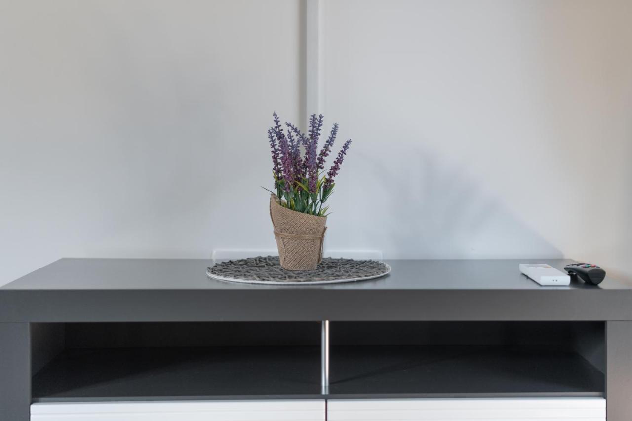 Number One Apartments ヴィル エクステリア 写真