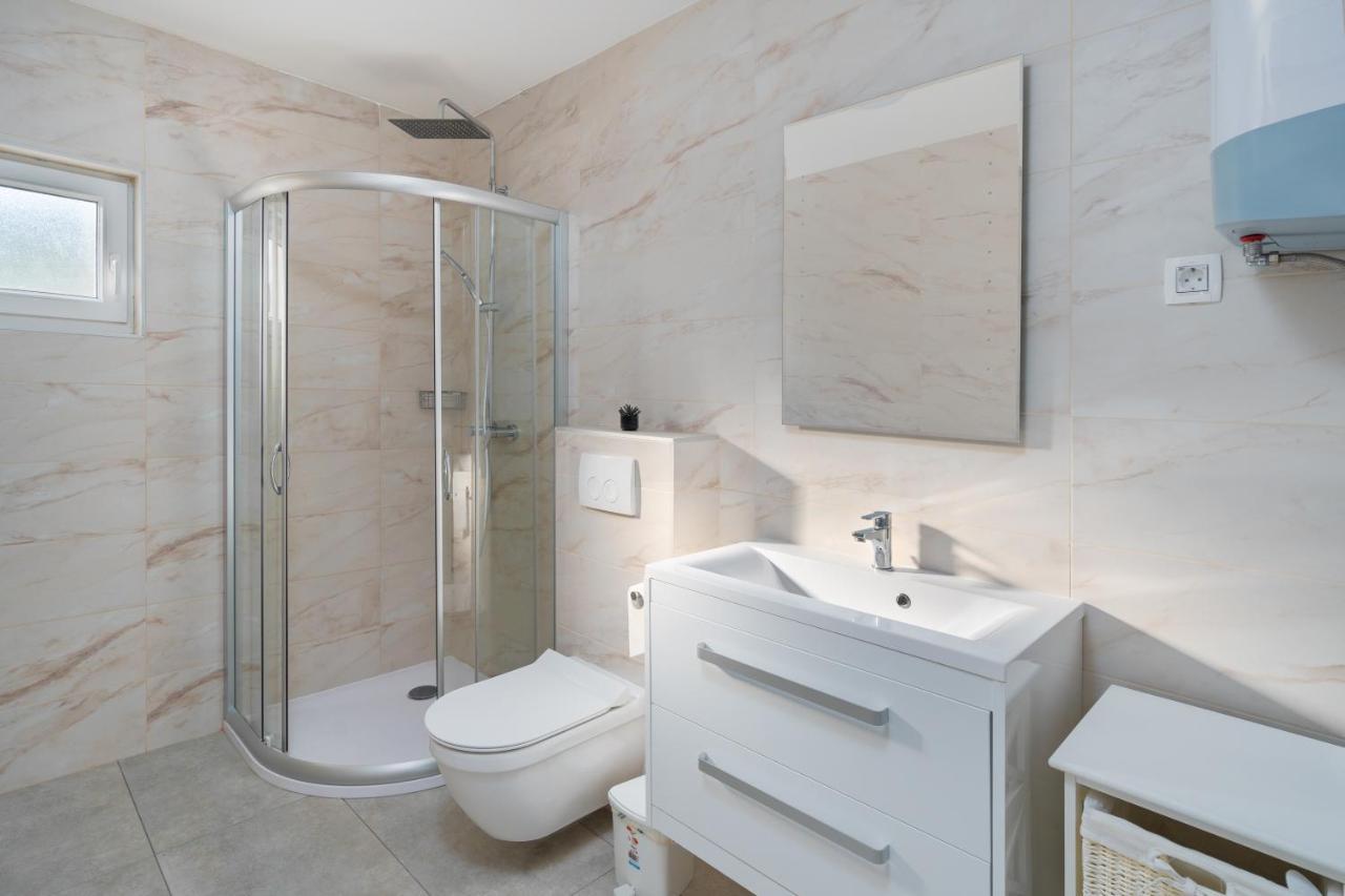 Number One Apartments ヴィル エクステリア 写真